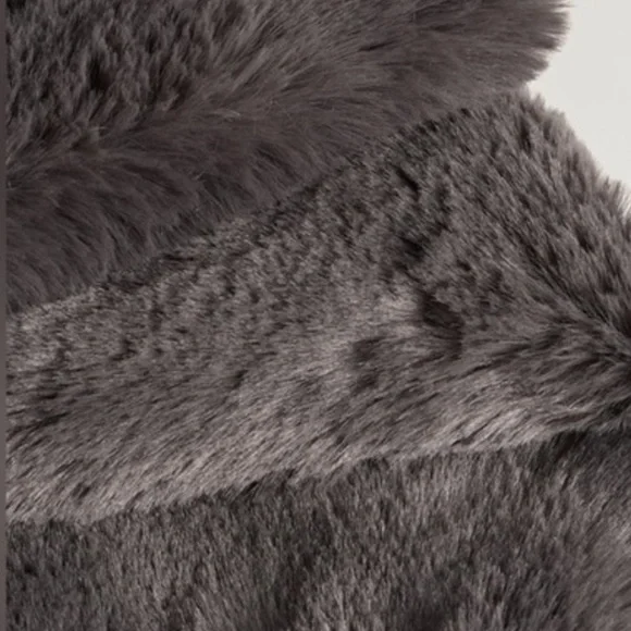 NWT UnHide Lil’ Marsh Charcoal Faux Fur Blanket - Picture 4 of 5